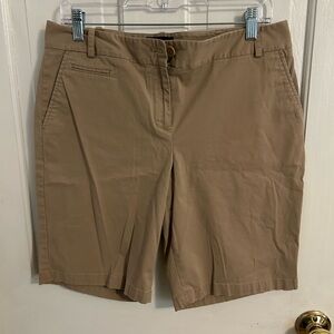 True khaki shorts in great used condition. Sz 12 petite